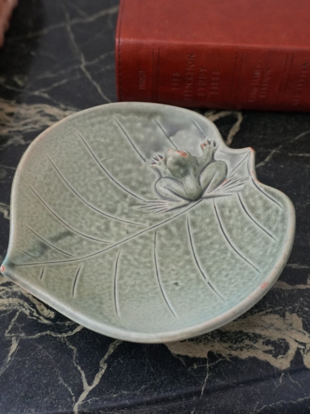 ceramic pottery frog on lily pad leaf dish trinket soap matte green glaze 5.5"